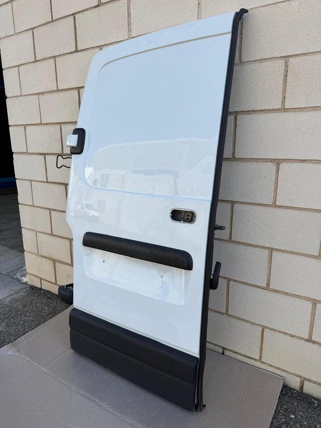 PUERTA TRASERA IZQUIERDA CERRADA RENAULT MASTER 2