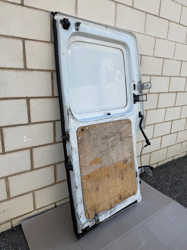 PUERTA TRASERA IZQUIERDA CERRADA RENAULT MASTER 2