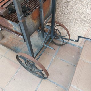 Barbacoa de forja con ruedas