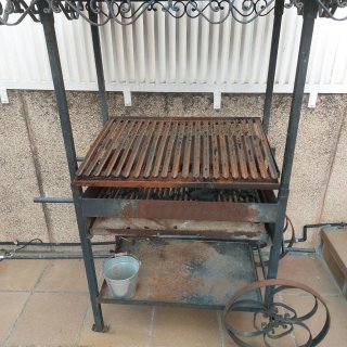 Barbacoa de forja con ruedas