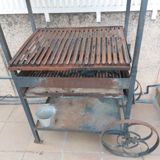 Barbacoa de forja con ruedas