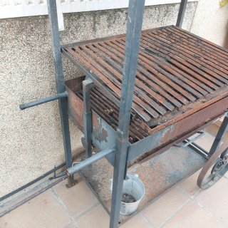 Barbacoa de forja con ruedas
