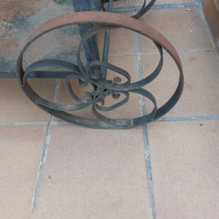 Barbacoa de forja con ruedas