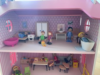 Casa de muñecas de madera rosa