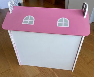 Casa de muñecas de madera rosa