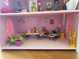 Casa de muñecas de madera rosa