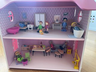 Casa de muñecas de madera rosa