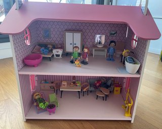 Casa de muñecas de madera rosa