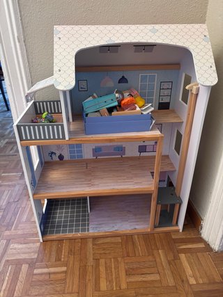 Casa de muñecas de madera con accesorios