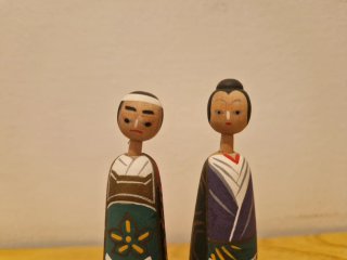 Pareja Kokeshi Samurai-Geisha (años 50) 11 cm