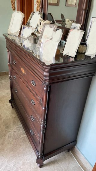 Cómoda de madera con espejo