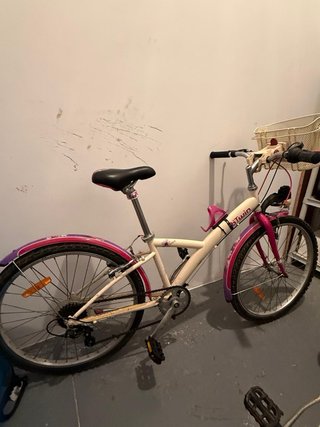 Bicicleta Btwin blanca y rosa