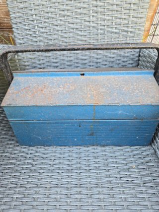 Caja de herramientas metálica azul