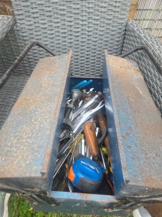 Caja de herramientas metálica azul