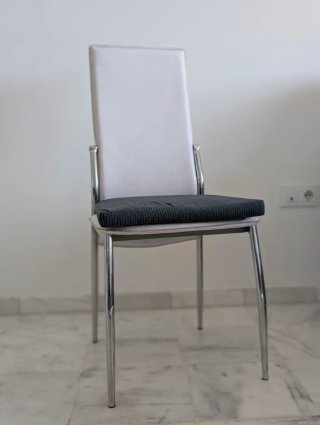 Sillas de salón blancas y grises