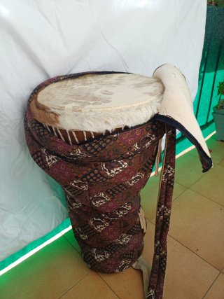 Djembe africano con diseño tribal y funda
