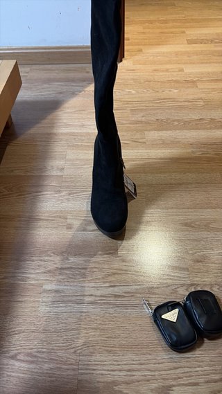Botas altas negras de ante , nuevas con etiqueta