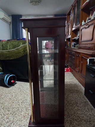 Vitrina de madera y cristal con detalles dorados