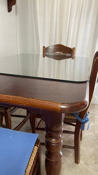 Mesa de comedor de cristal y sillas