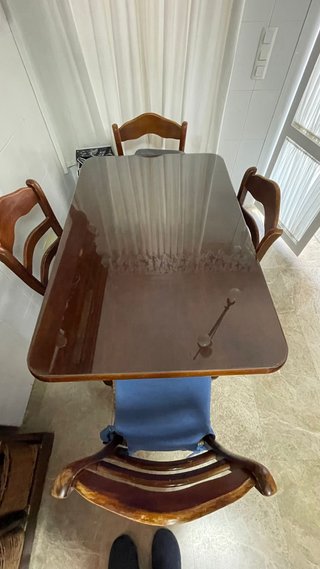 Mesa de comedor de cristal y sillas