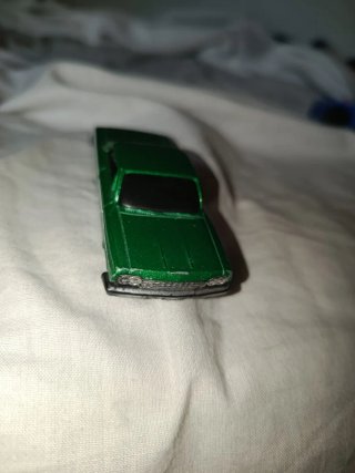 Coche de juguete verde