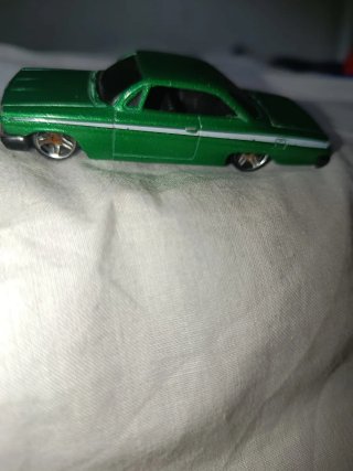 Coche de juguete verde