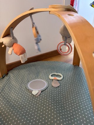 Gimnasio bebé madera con juguetes
