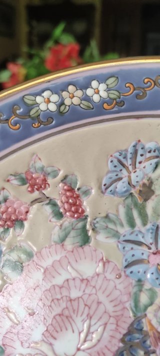 Plato decorativo de porcelana con ave y flores