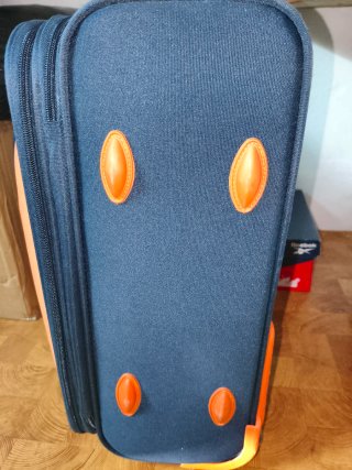 Maleta de cabina azul y naranja.