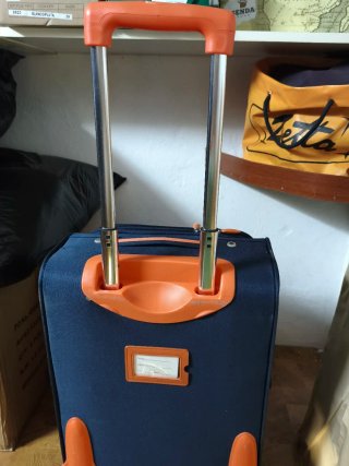 Maleta de cabina azul y naranja.