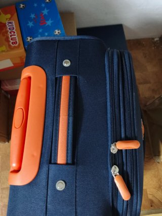 Maleta de cabina azul y naranja.