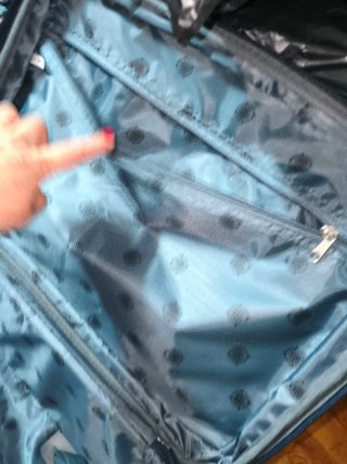 Maleta de cabina azul y naranja.