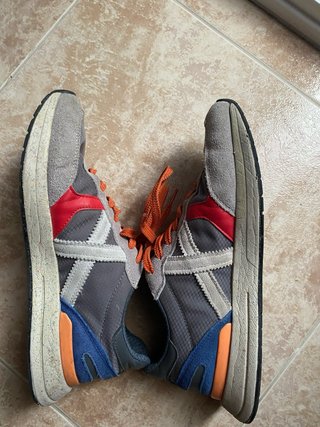 Zapatillas Munich grises y naranjas