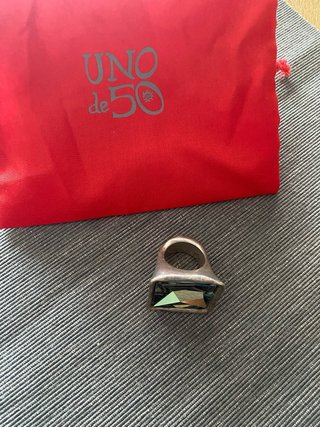 Anillo Uno de 50 con piedra tornasol