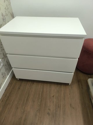 Mueble de madera y blanco