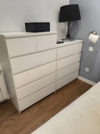 Mueble de madera y blanco