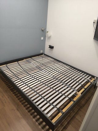 Mueble de madera y blanco
