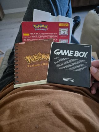 Caja Pokémon Rojo Edición con Guía del entrenador