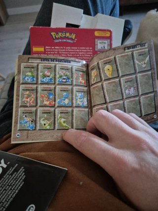 Caja Pokémon Rojo Edición con Guía del entrenador
