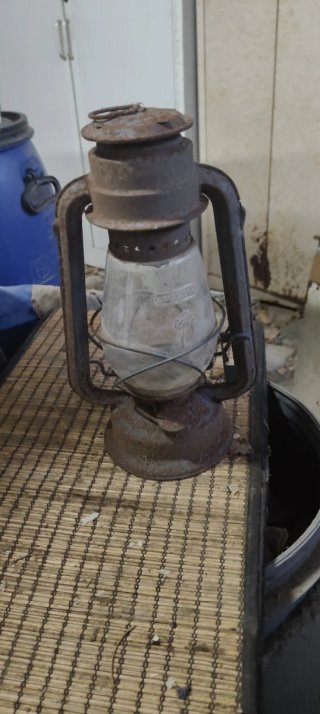 Farolillo antiguo de metal y cristal