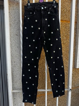 Pantalones vaqueros negros con margaritas