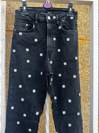 Pantalones vaqueros negros con margaritas