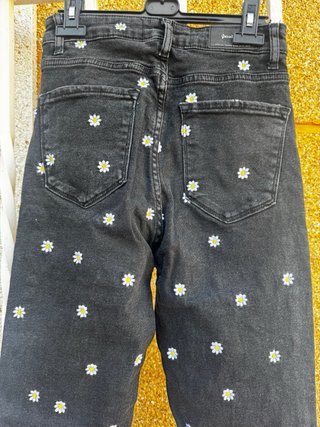 Pantalones vaqueros negros con margaritas