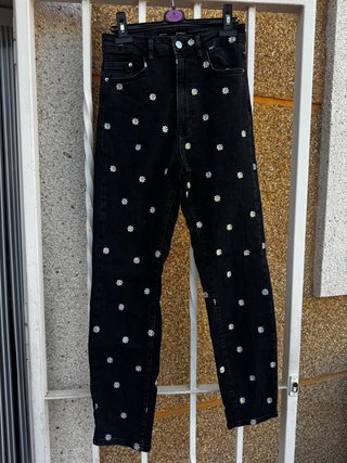 Pantalones vaqueros negros con margaritas
