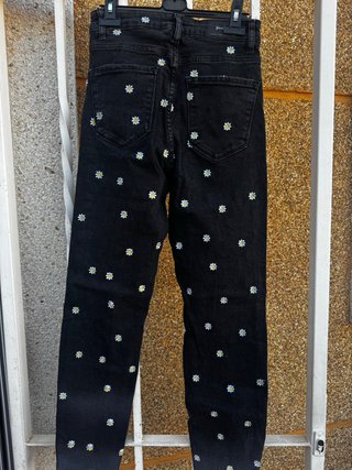 Pantalones vaqueros negros con margaritas
