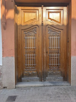 Puerta madera casa pueblo