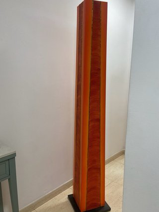 Lámpara de pie naranja y dorada de diseño