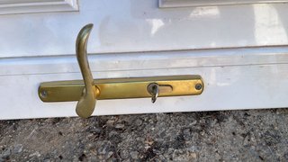 Puerta aluminio blanca con vidrieras y pomo mano
