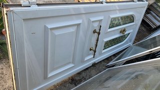 Puerta aluminio blanca con vidrieras y pomo mano
