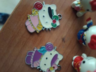 Colección Hello Kitty: 3 figuras + 2 Colgantes
